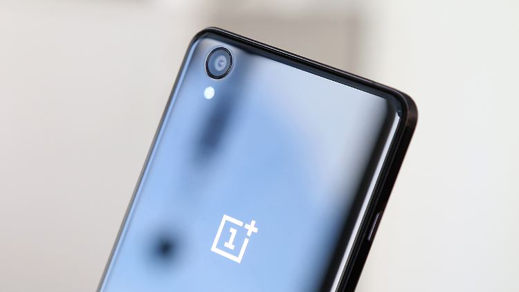 Edles Oneplus X: Das glatte Schwarz des Gehäuses reflektiert Farben und Licht. 
