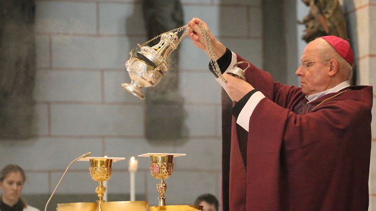 Bischof Konrad Zdarsa schwenkt Weihrauch über den Altar.