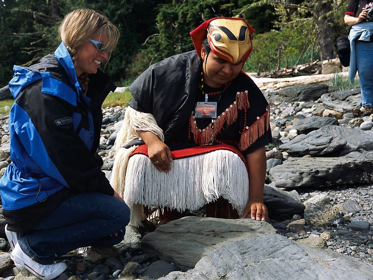 Bei einer Tour auf den Lax Kw'alaams-Inseln zeigen die Tsimshian-Ureinwohner die Spuren ihrer Vorfahren am Strand.