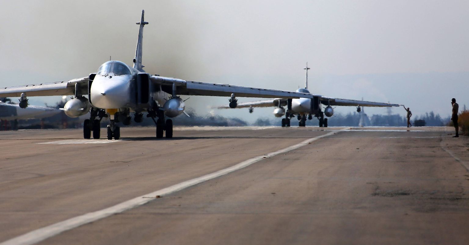 Startvorbereitungen im russischen Luftwaffenstützpunkt bei Latakia im Nordwesten Syriens: Russische Angriffsflugzeuge vom Typ Suchoi Su-24 rollen an den Start.