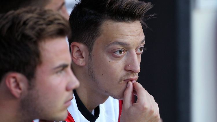 Mesut Özil macht sein Wochen immer das Gleiche: Er bereitet ein Tor vor. Das wird doch langsam, Obacht Ironie, langweilig!