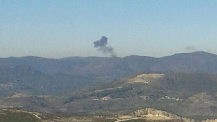 Eine Rauchwolke markiert den Absturzort jenseits der syrischen Grenze: Das Nato-Mitglied Türkei hat ein russisches Flugzeug abgeschossen.