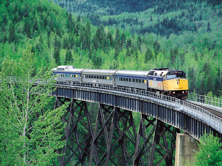 Mit dem Zug durch dichte Wälder: Die Fahrt von Prince George nach Prince Rupert lässt sich auch mit der kanadischen Bahn absolvieren.