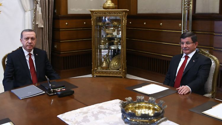 Mit der Abstimmungsniederlage sind noch mehr Kompetenzen weg von Davutoglu hin zu Erdogan gewechselt.