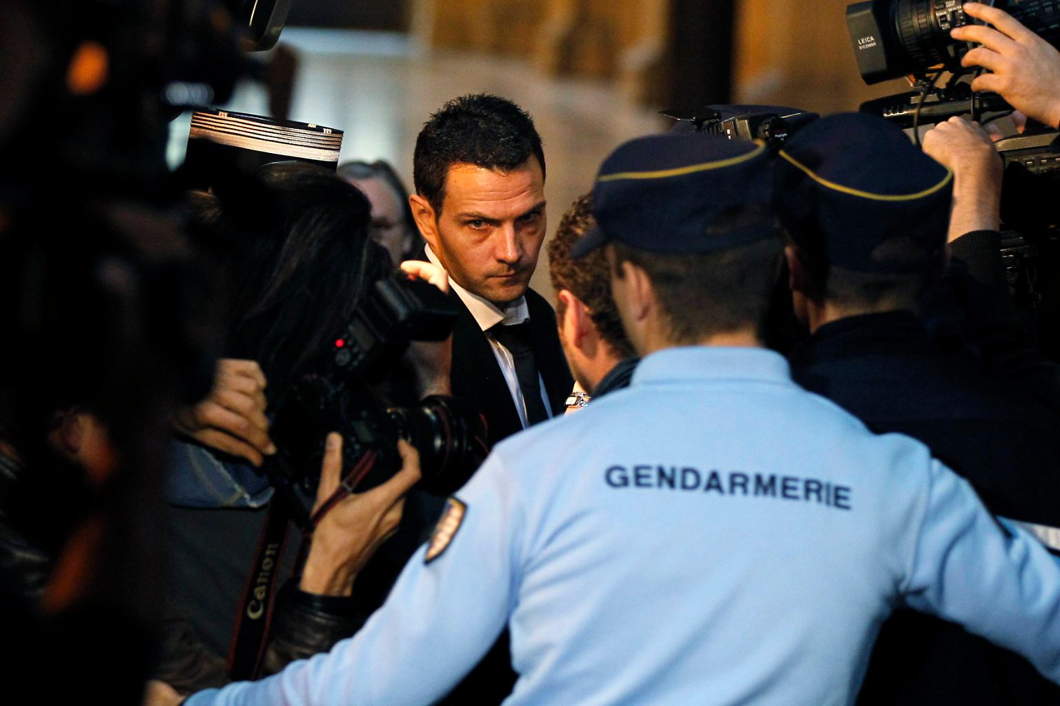 Milliarden-Zockereien unter dem Dach der Societe Generale bringen Skandalhändler Jerome Kerviel ins Gefängnis. Drei Jahre muss er hinter Gitter, weitere zwei Jahre wurden zur Bewährung ausgesetzt. 