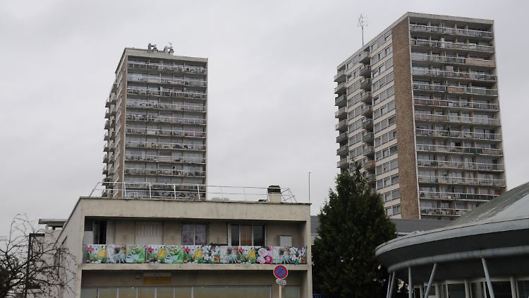 Amimour wuchs in Drancy auf.