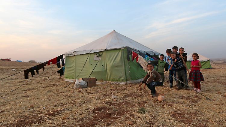 Mehr als sechs Millionen Syrer sind in Syrien auf der Flucht - wie diese Kinder, die aus der Stadt Aleppo geflohen sind.