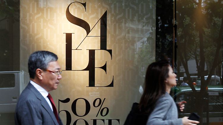 Die Deflation in Japan lastet auf dem Konsum. Die Verbraucher schieben Käufe auf, um von günstigeren Preisen zu profitieren.