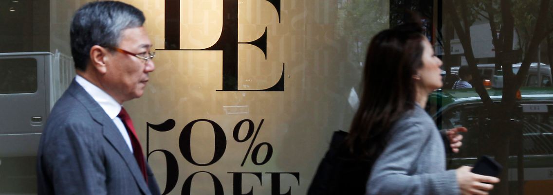 Die Deflation in Japan lastet auf dem Konsum. Die Verbraucher schieben Käufe auf, um von günstigeren Preisen zu profitieren.