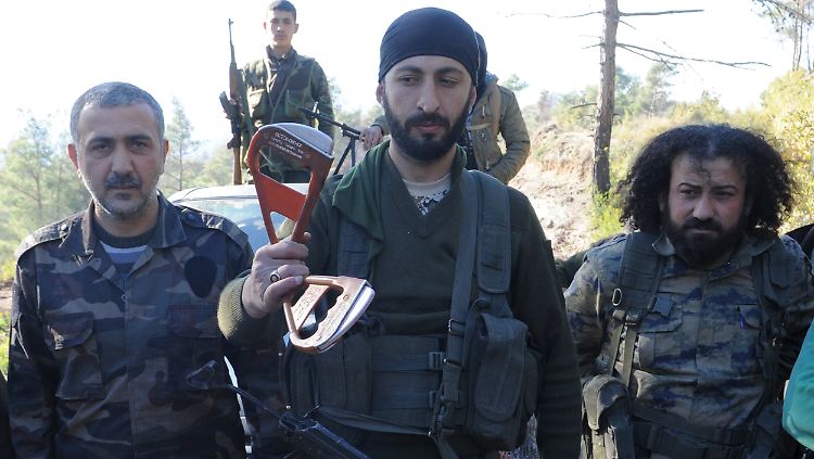 Die Piloten am Fallschirm hängend erschossen? Alpaslan Celik (M.), Vize-Kommendeur der "Syrischen Turkmen-Brigade".