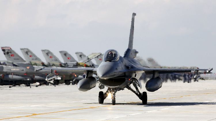 Ein türkischer F16- Kampfjet bereitet den Start auf einer Militärbasis des Landes vor (Archivbild).