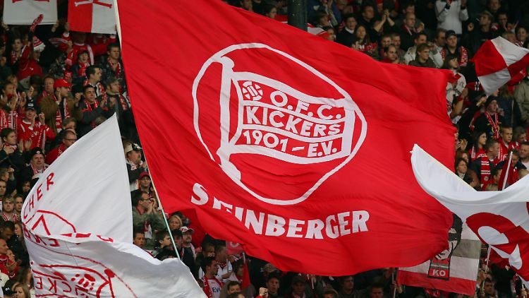 "Gemeinsam mit meinem Team werden wir die Aufgaben, die vor uns liegen, seriös und objektiv annehmen und angehen", sagte Spahn.
