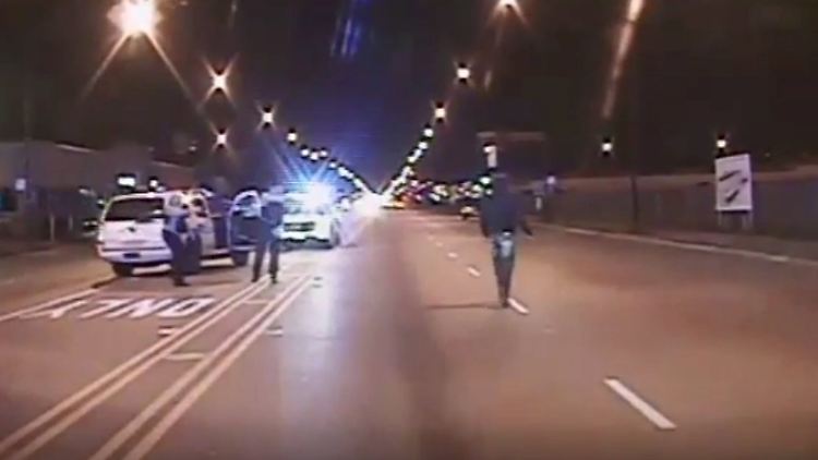 Auf dem Video ist zu sehen, wie der junge Schwarze Laquan McDonald (r.) von einem US-Polizisten niedergeschossen wird.