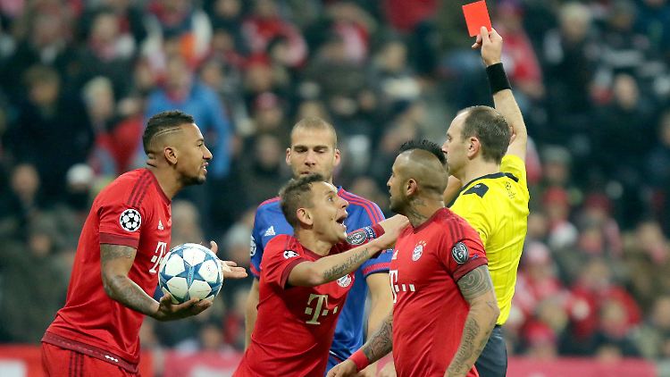 Und tschüss: Holger Badstuber sieht die Rote Karte. Und der Innenverteidiger des FC Bayern ist so schnell weg, dass er gar nicht mehr im Bild ist.
