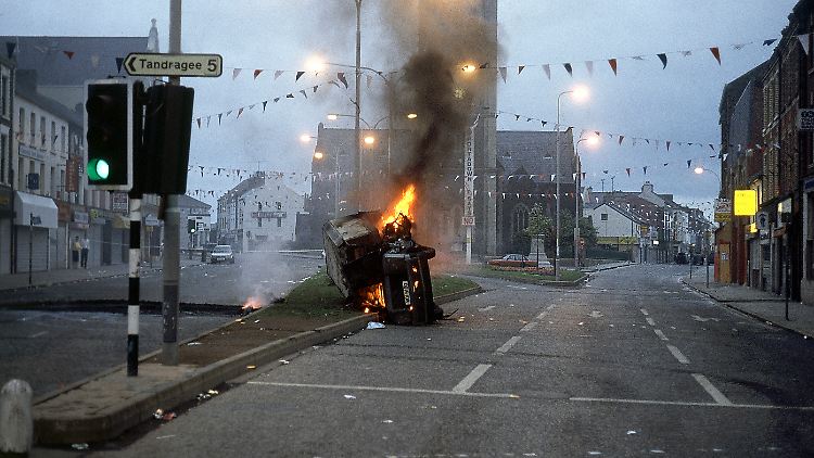 Im Nordirland der 1980er-Jahre kommt es immer wieder zu heftigen Unruhen, wie hier in Portadown 1986.