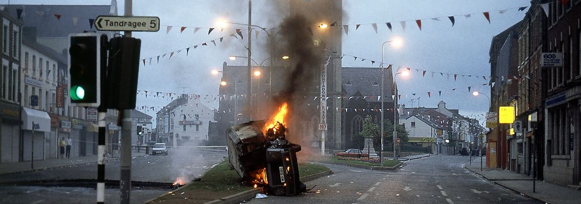 Im Nordirland der 1980er Jahre kommt es immer wieder zu heftigen Unruhen, wie hier in Portadown 1986.
