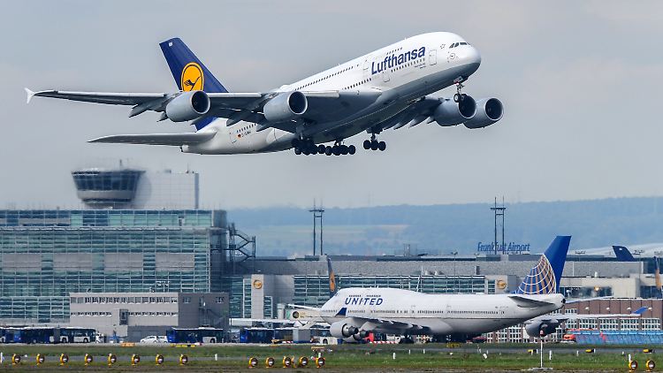 Entspannung im Flugreiseverkehr: Eine A380-800 der Lufthansa hebt am Flughafen in Frankfurt am Main ab. (Archivbild).