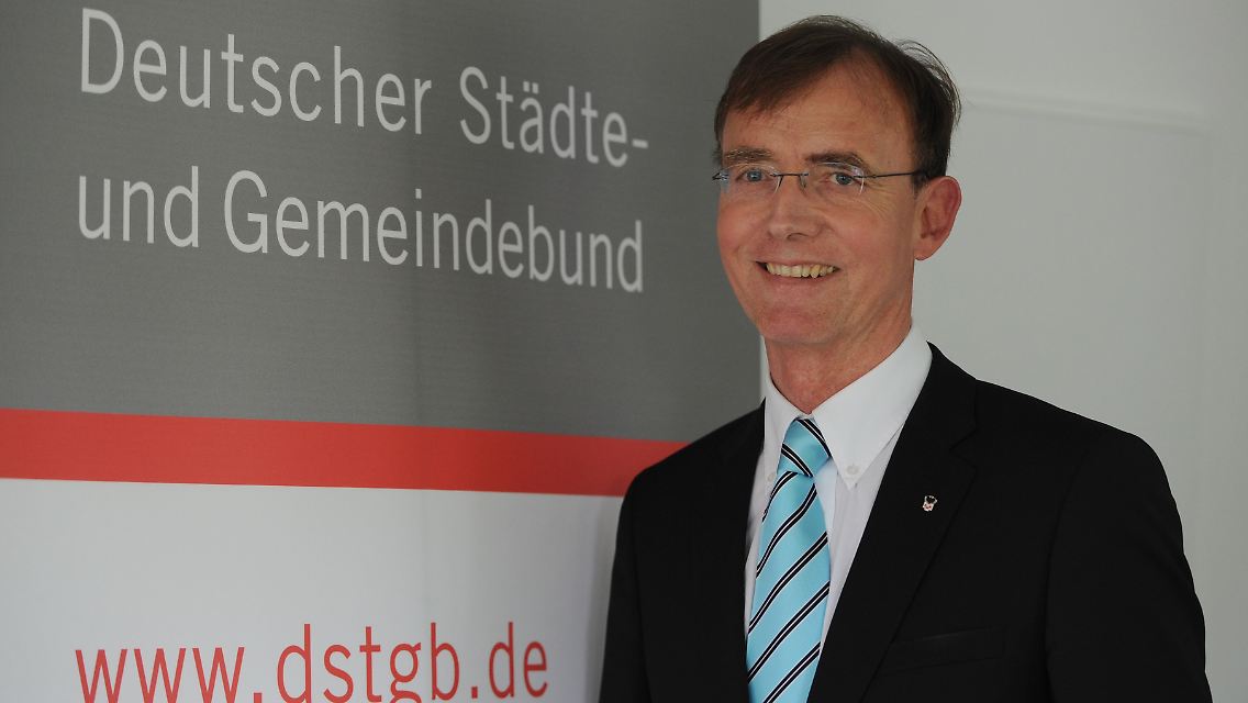 Gerd Landsberg möchte die Gewerbesteuer für Freiberufler einführen.