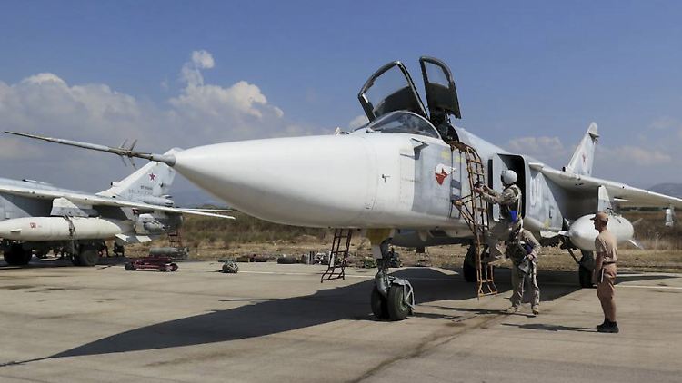 Zwei Mann im Cockpit: Russische Kampfpiloten bereiten sich auf den Start mit einer Su-24 vor (Archivbild).