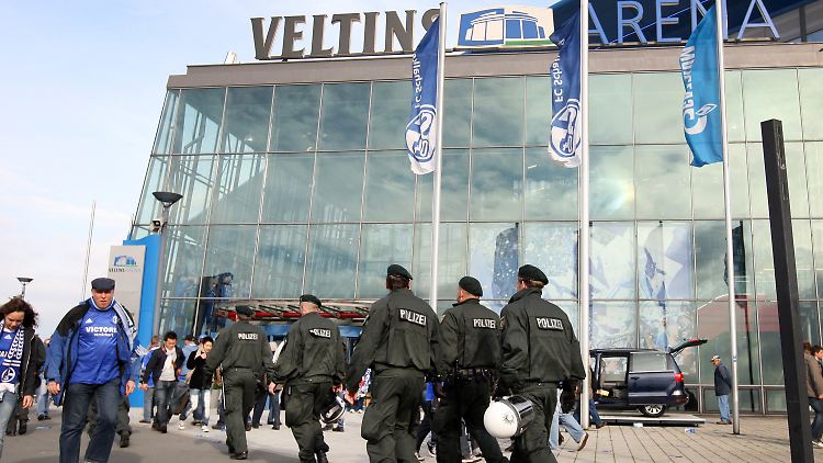 Das Einsatzkonzept der Polizei wird nach den Krawallen auf Schalke unter die Lupe genommen.