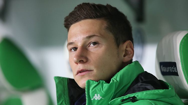 In Wolfsburg sind sie zufrieden mit der Entwicklung von Julian Draxler - sagen sie zumindest.