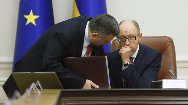 Der ukrainische Ministerpräsident Arseni Jazenjuk (r) mit Innenminister Arsen Awakow. 