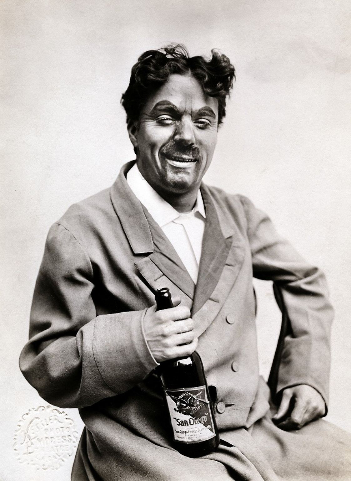 Kennen Sie diesen Mann? Bestimmt! Glauben Sie nicht? Nun, das Foto zeigt ihn um das Jahr 1911 in dem Film "A Night in a London Club".