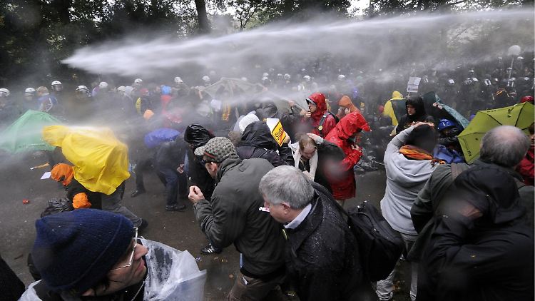Bei den massiven Einsätzen der Polizei sollen rund 400 Demonstranten verletzt worden sein.
