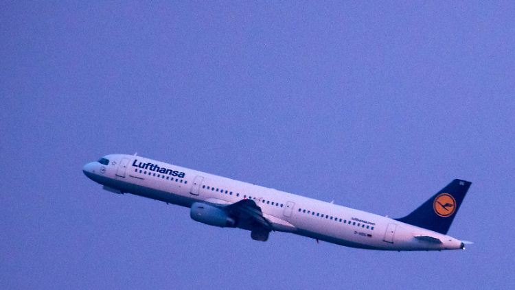 "Im Kerngeschäft müssen wir Strecken stilllegen", beschreibt Lufthansa-Chef Carsten Spohr die Situation.