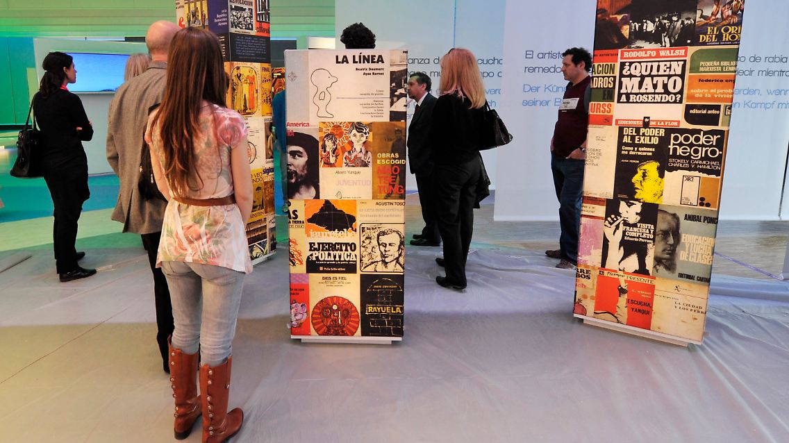 Büchersäulen mit argentinischen Titeln stehen im Pavillon des Buchmessen-Gastlandes.