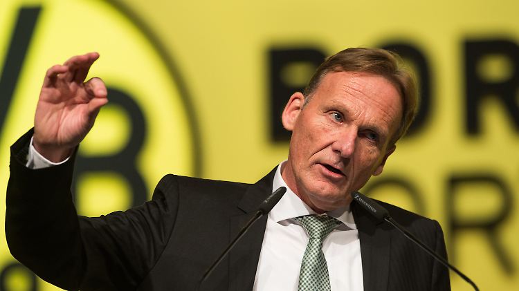 Um die Sicherheit beim Spiel gegen Stuttgart zu gewährleisten, sprach Geschäftsführer Hans-Joachim Watzke unter anderem mit der Polizei.
