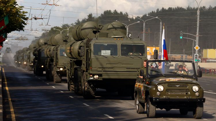 Die Abwehr-Raketen vom Typ S-400 (hier bei einer Parade im Moskau) werden nach Syrien verlegt.