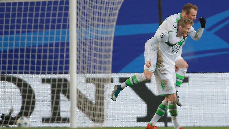 André Schürrle freut sich mit Maximilian Arnold.