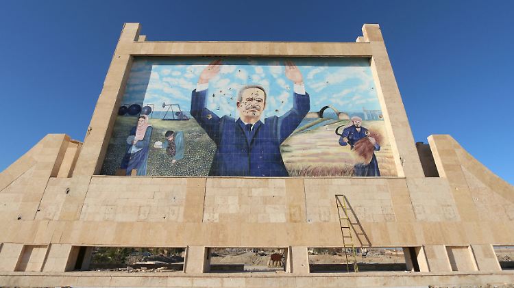 Lang ist's her: Noch immer grüßt Hafiz al-Assad, der vor 15 Jahren verstorbene Vater von Baschar al-Assad, in Syrien von Plakaten. Sein einst mit harter Hand regiertes Land gibt es nicht mehr.