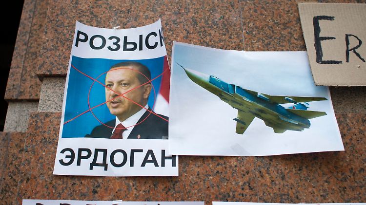 Protest an der türkischen Botschaft in Moskau: "Gesucht: Erdogan" steht auf einem Blatt mit dem Konterfeit des türkischen Präsidenten.