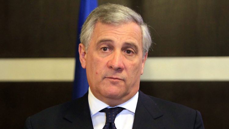 Hat Antonio Tajani eine schützende Hand über die Autoindustrie gehalten?