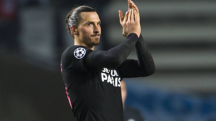 Ein seltenes Bild: Zlatan Ibrahimovic ist von der Zuneigung der Zuschauer in Malmö sichtlich beeindruckt.