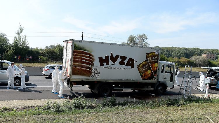 Kriminaltechniker an dem LKW.