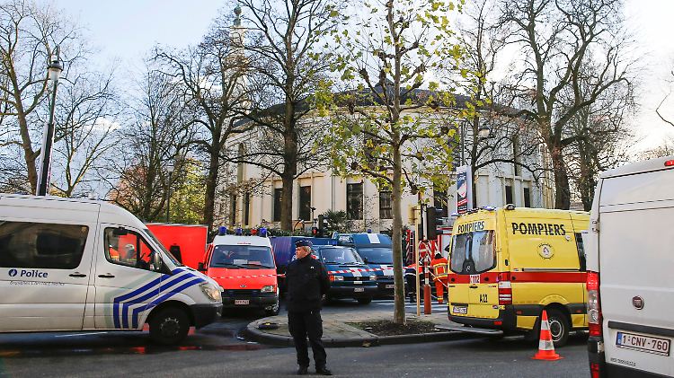 Ab jetzt gilt in Brüssel wieder Terrorwarnstufe drei. Somit ist die Bedrohung jetzt "möglich und wahrscheinlich".