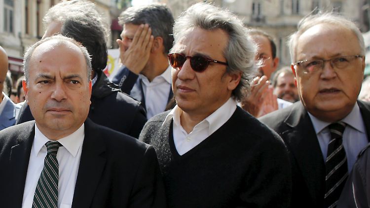 Der Chefredakteur der Zeitung "Cumhüriyet", Can Dündar (M). protestierte im Oktober in Istanbul für Pressefreiheit.