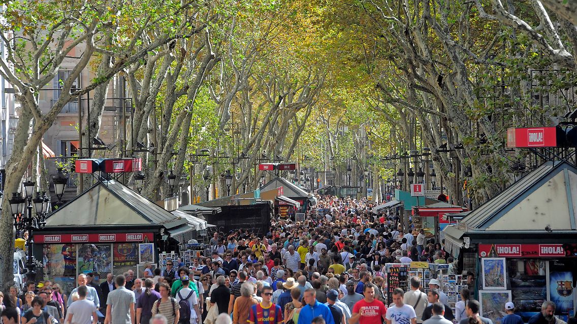 Nicht nur bei Deutschen beliebt: Touristen auf den Ramblas in Barcelona.