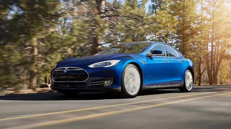Der Tesla ist zwar immer noch schnell, muss aber seine Leistung nach unten korrigieren. 