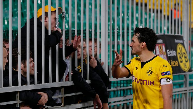 Mats Hummels versuchte nach der Niederlage in Krasnodar, die BVB-Fans zu besänftigen.