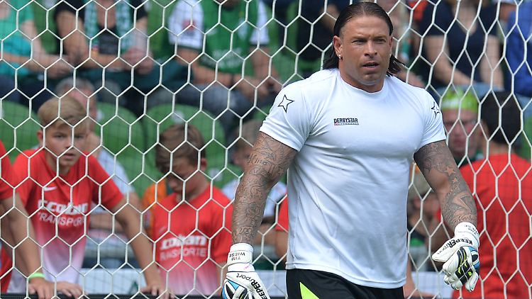 Seltener Anblick: Tim Wiese mit Handschuhen im Tor
