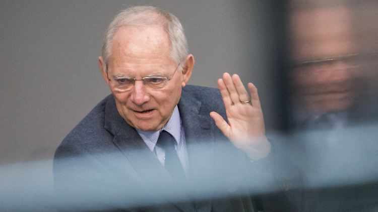 Bundesfinanzminister Wolfgang Schäuble hat den Ländern zwei Milliarden Euro für die Flüchtlinge angeboten.