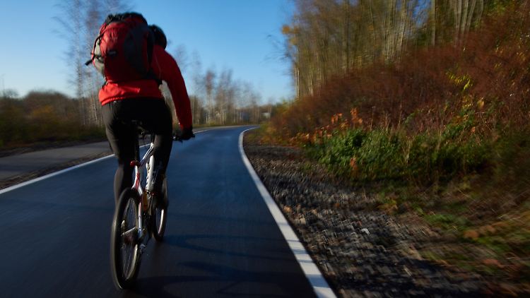 Endlich keine Staus mehr! Bis zu 50.000 Autos soll der geplante Radschnellweg von den Straßen des Ruhrgebiets fernhalten. 
