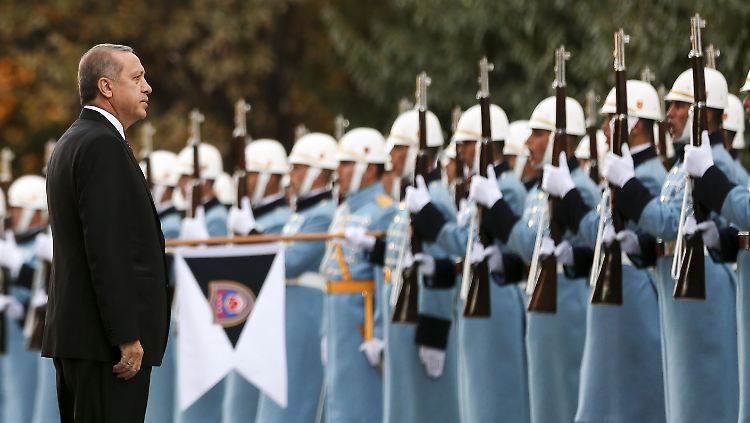 Präsident Erdoğan auf dem Weg ins türkische Parlament. Das Kabinett ist mittlerweile mit etlichen ergebenen Ministern besetzt.