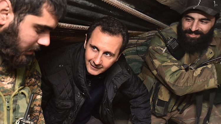 Syriens Machthaber Baschar al-Assad besucht seine "heldenhafte Armee". 