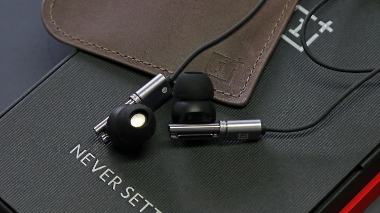 Die OnePlus Icons finden in einem Täschchen aus Kunstleder Schutz.