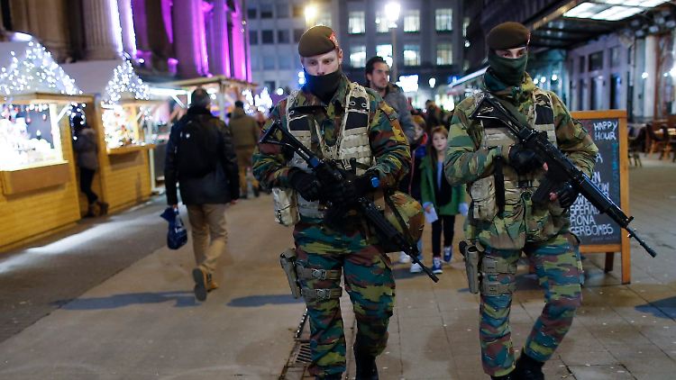 Brüssel kehrt langsam zum Normalbetrieb zurück: Auf belebten Plätzen wie dem Weihnachtsmarkt patrouillieren aber weiterhin schwer bewaffnete Militärs. 